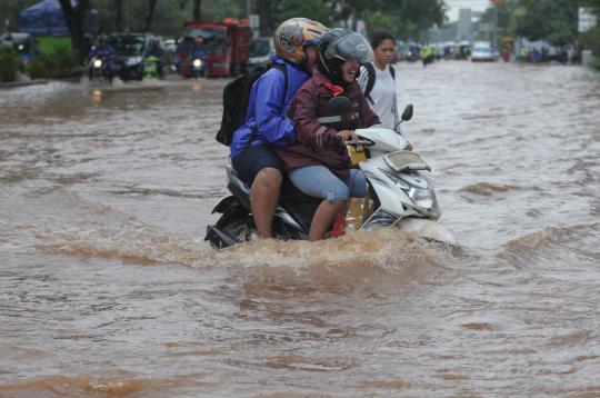 Banjir 30 cm rendam Jalan Boulevard, Kelapa Gading