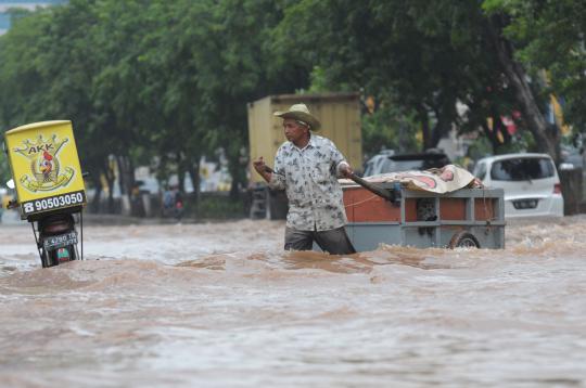 Banjir 30 cm rendam Jalan Boulevard, Kelapa Gading