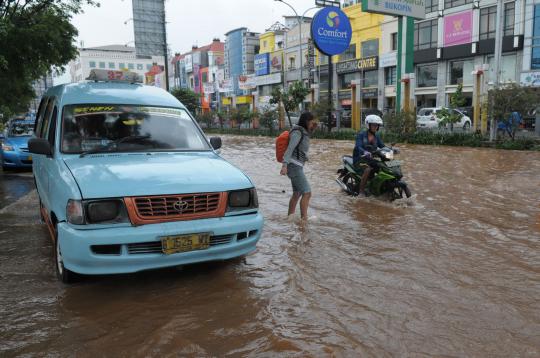 Banjir 30 cm rendam Jalan Boulevard, Kelapa Gading