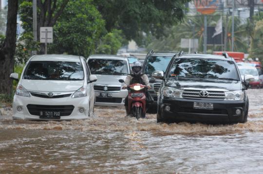 Banjir 30 cm rendam Jalan Boulevard, Kelapa Gading