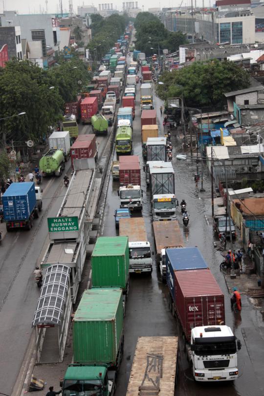 Akses Tanjung Priok banjir, ratusan truk mengular di Yos Sudarso