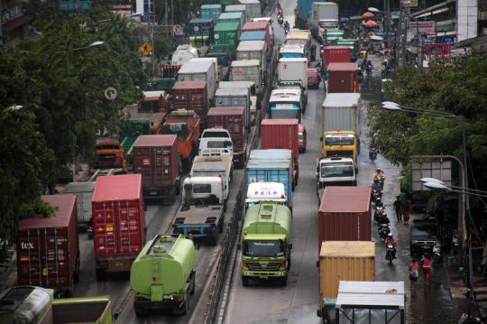 Akses Tanjung Priok banjir, ratusan truk mengular di Yos Sudarso