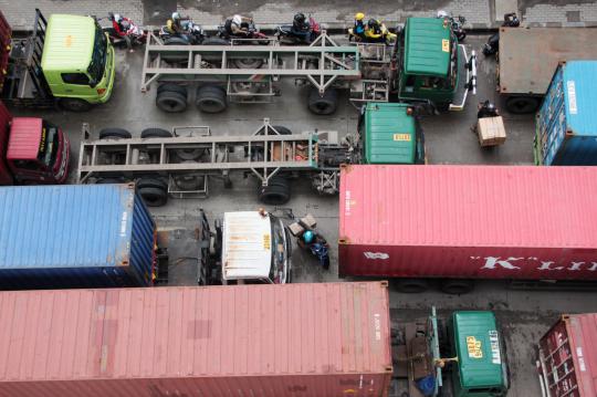 Akses Tanjung Priok banjir, ratusan truk mengular di Yos Sudarso