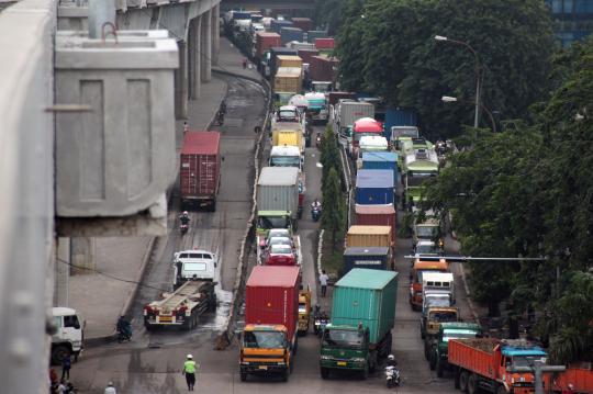 Akses Tanjung Priok banjir, ratusan truk mengular di Yos Sudarso