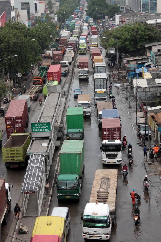 Akses Tanjung Priok banjir, ratusan truk mengular di Yos Sudarso