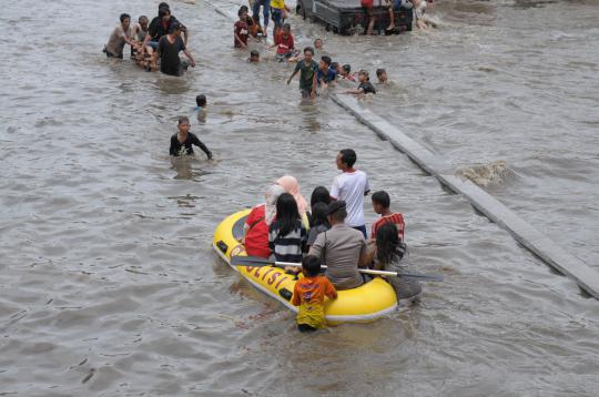 Banjir genangi Jalan Mangga Dua, arus transportasi lumpuh