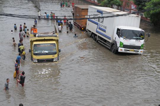 Banjir genangi Jalan Mangga Dua, arus transportasi lumpuh