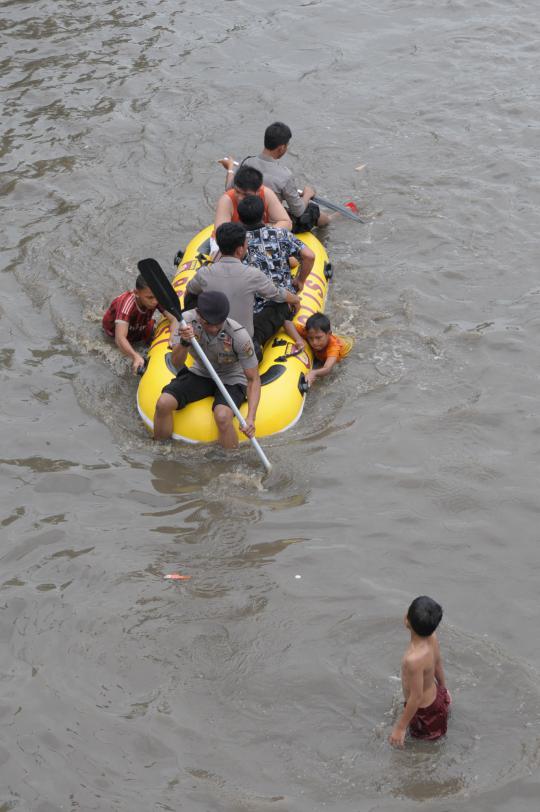 Banjir genangi Jalan Mangga Dua, arus transportasi lumpuh