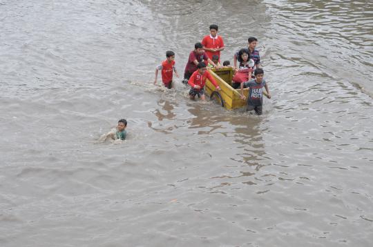 Banjir genangi Jalan Mangga Dua, arus transportasi lumpuh