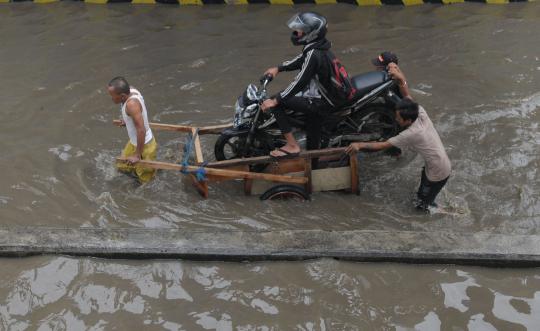 Banjir genangi Jalan Mangga Dua, arus transportasi lumpuh