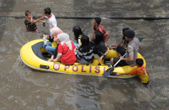 Banjir genangi Jalan Mangga Dua, arus transportasi lumpuh