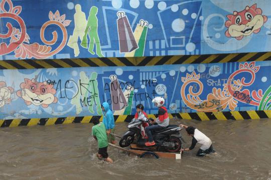 Banjir genangi Jalan Mangga Dua, arus transportasi lumpuh