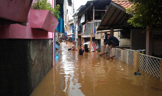 Ini kondisi banjir yang genangi Kampung Pulo & Jalan Jatinegara