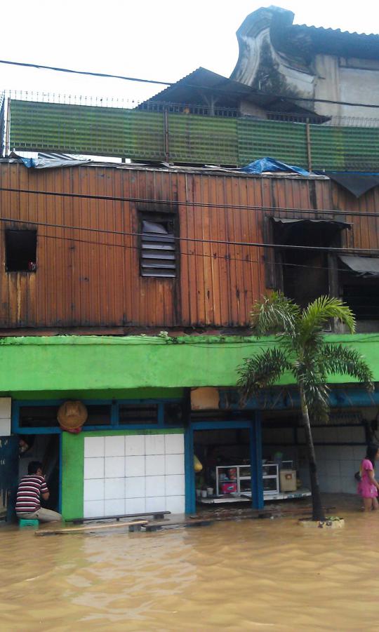 Ini kondisi banjir yang genangi Kampung Pulo & Jalan Jatinegara