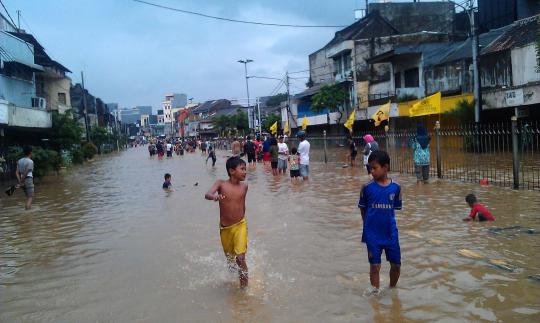 Ini kondisi banjir yang genangi Kampung Pulo & Jalan Jatinegara