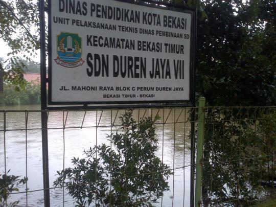 Terus diguyur hujan, SDN Duren Jaya Bekasi terendam banjir