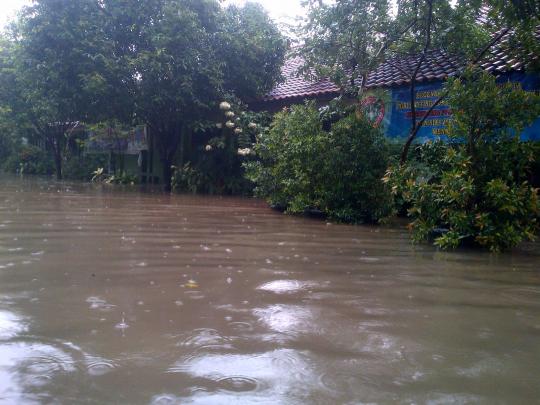 Terus diguyur hujan, SDN Duren Jaya Bekasi terendam banjir