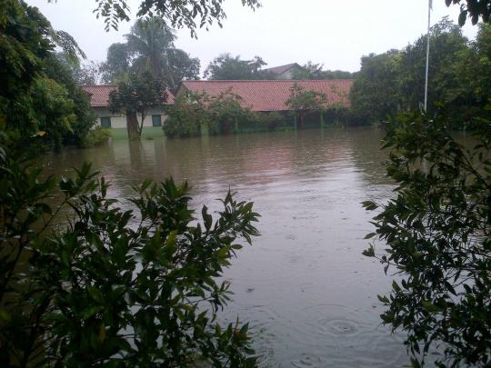 Terus diguyur hujan, SDN Duren Jaya Bekasi terendam banjir