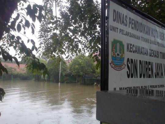 Terus diguyur hujan, SDN Duren Jaya Bekasi terendam banjir