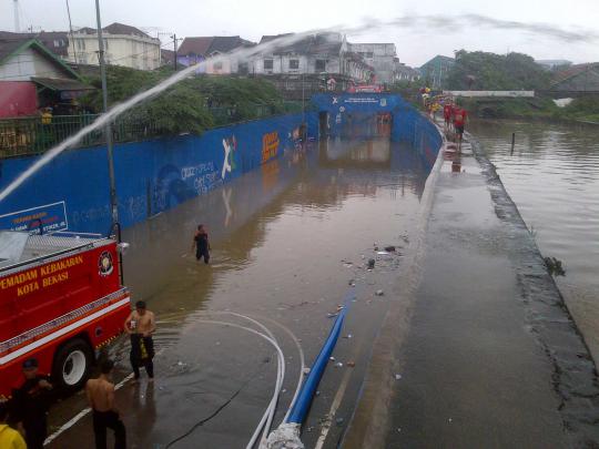 By pass arah Terminal Bekasi lumpuh akibat banjir hingga 2 meter