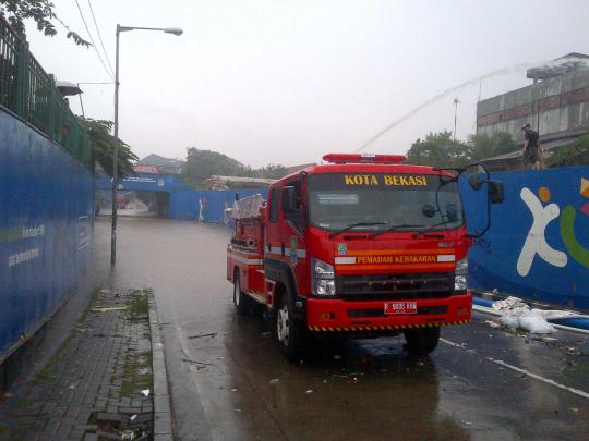 By pass arah Terminal Bekasi lumpuh akibat banjir hingga 2 meter