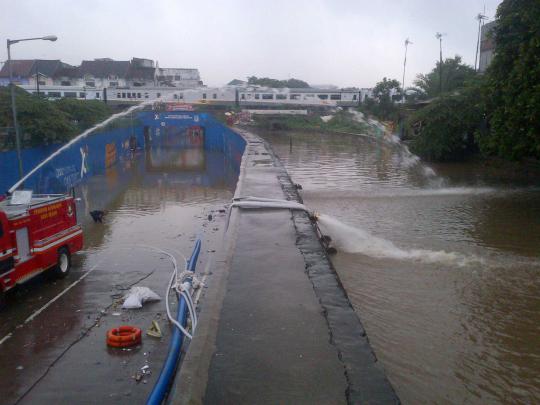 By pass arah Terminal Bekasi lumpuh akibat banjir hingga 2 meter