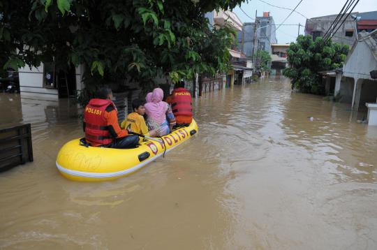 Warga Bidara Cina saat terjebak banjir hampir 2 meter
