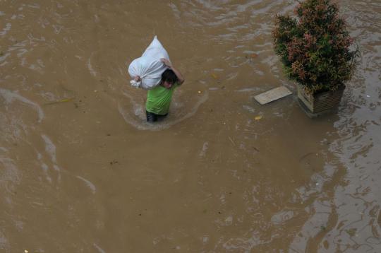 Warga Bidara Cina saat terjebak banjir hampir 2 meter