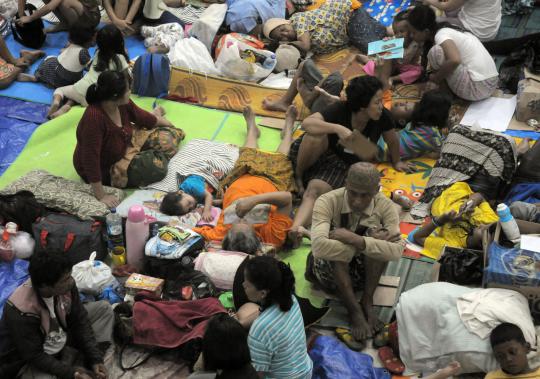 Kondisi ribuan korban banjir Bidara Cina mengungsi di GOR Otista