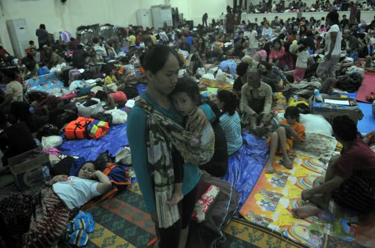 Kondisi ribuan korban banjir Bidara Cina mengungsi di GOR Otista