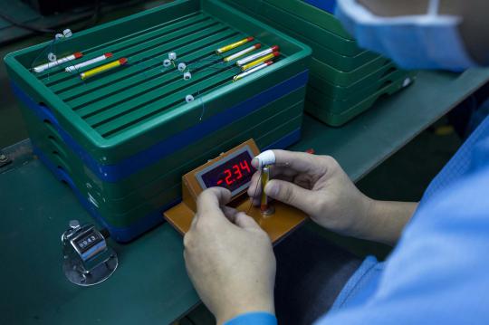 Mengintip pembuatan rokok elektronik di China