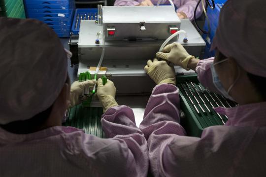 Mengintip pembuatan rokok elektronik di China