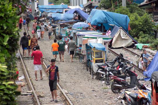 Rumah kebanjiran, warga Kampung Pesing ngungsi di rel kereta