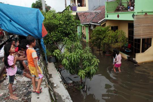 Rumah kebanjiran, warga Kampung Pesing ngungsi di rel kereta