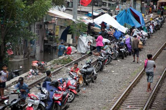 Rumah kebanjiran, warga Kampung Pesing ngungsi di rel kereta