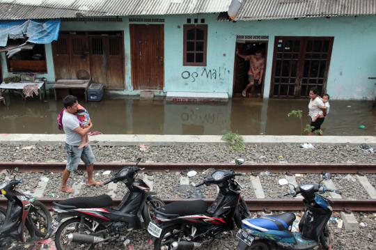 Rumah kebanjiran, warga Kampung Pesing ngungsi di rel kereta