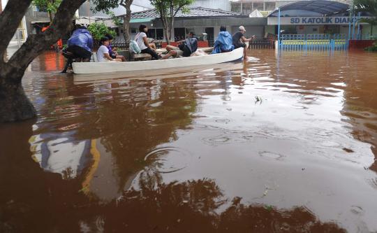 Banjir landa Pluit hingga 1 meter, warga aktivitas pakai perahu