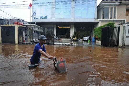 Banjir landa Pluit hingga 1 meter, warga aktivitas pakai perahu