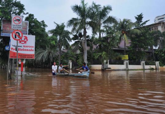 Banjir landa Pluit hingga 1 meter, warga aktivitas pakai perahu