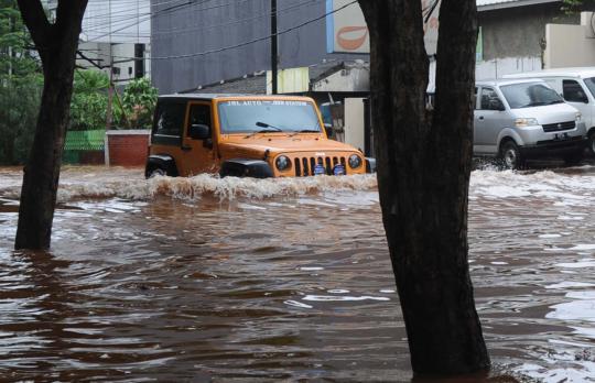 Banjir landa Pluit hingga 1 meter, warga aktivitas pakai perahu