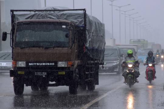 Akses Daan Mogot banjir, pemotor masuk Tol Lingkar Barat