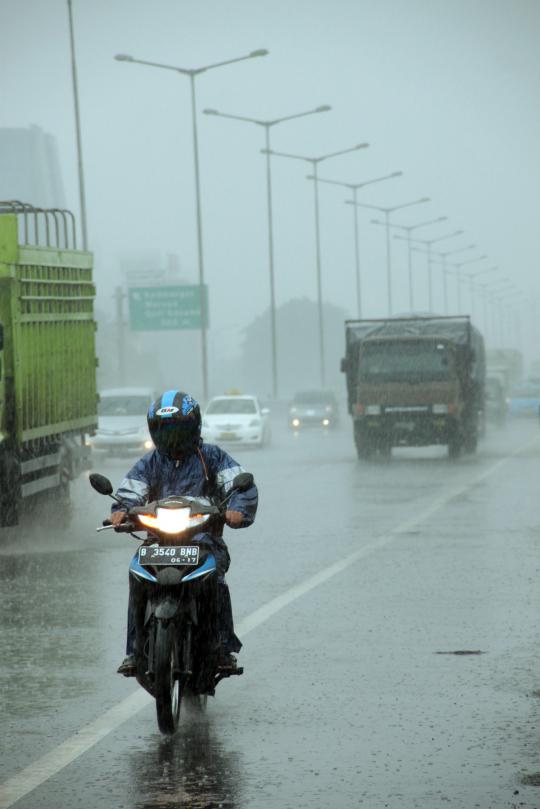 Akses Daan Mogot banjir, pemotor masuk Tol Lingkar Barat