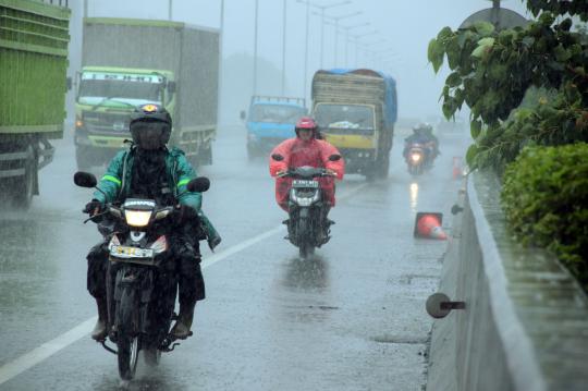 Akses Daan Mogot banjir, pemotor masuk Tol Lingkar Barat