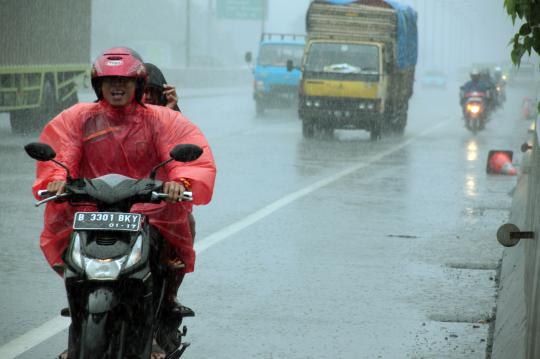 Akses Daan Mogot banjir, pemotor masuk Tol Lingkar Barat