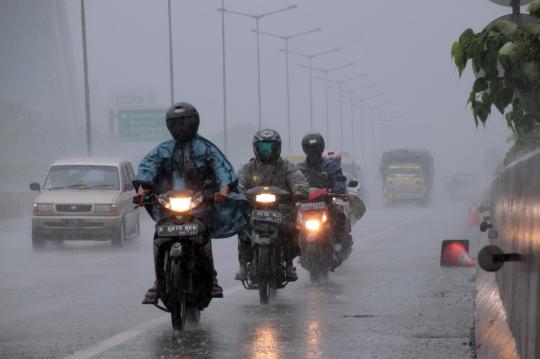 Akses Daan Mogot banjir, pemotor masuk Tol Lingkar Barat