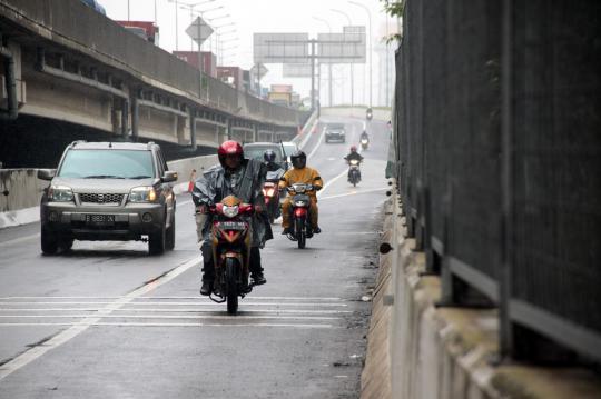 Akses Daan Mogot banjir, pemotor masuk Tol Lingkar Barat