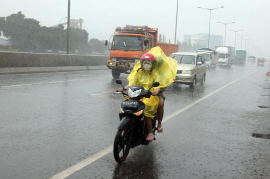 Akses Daan Mogot banjir, pemotor masuk Tol Lingkar Barat