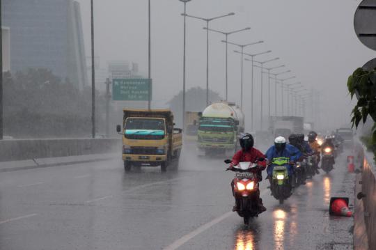 Akses Daan Mogot banjir, pemotor masuk Tol Lingkar Barat