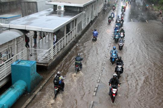 Aksi nekat pemotor lawan arah hindari banjir di Daan Mogot