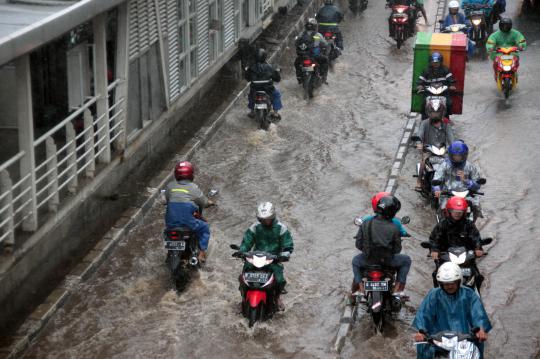 Aksi nekat pemotor lawan arah hindari banjir di Daan Mogot